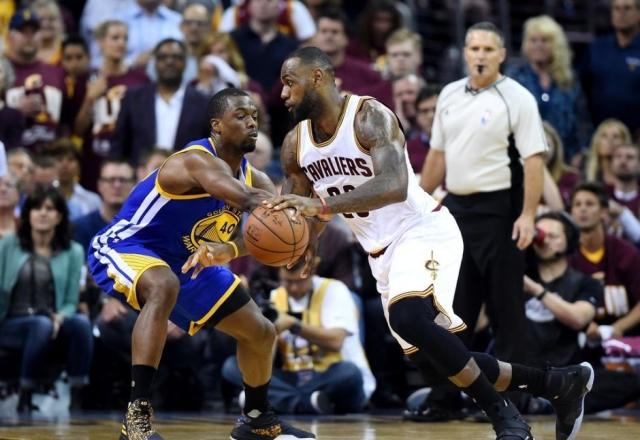 NBA湖人补时争议三分绝杀勇士终结五连胜登顶西部引热议